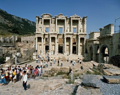 Näkymä Celsus-kirjastosta, rakennettu vuonna 117. Yksityiskohta friisistä tekijältä Roman