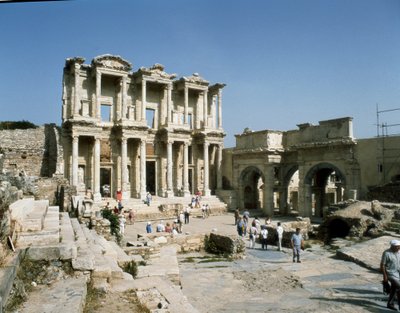 Näkymä Celsus-kirjastosta, rakennettu vuonna 117. Yksityiskohta friisistä tekijältä Roman