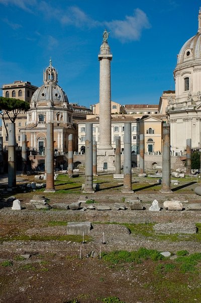 Näkymä foorumille ja Trajanuksen pylväälle tekijältä Roman