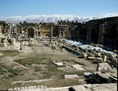 Näkymä muinaisen Heliopoliksen temppelikompleksin Suurelle tuomioistuimelle, 2. vuosisadalla tekijältä Roman