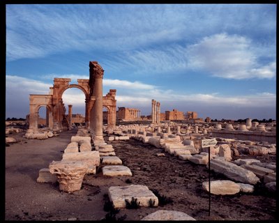 Näkymä suurelle pylväikaarille ja monumentaaliselle kaarelle (3. vuosisadan alku jKr.) Valokuvaus tekijältä Roman