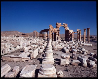 Näkymä suurelle pylväikaarille ja monumentaaliselle kaarelle (3. vuosisadan alku jKr.) Valokuvaus tekijältä Roman