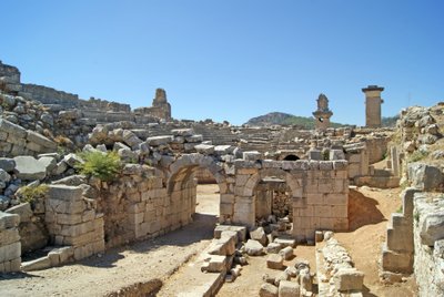 Näkymä Xanthos-teatterin holvikoidusta sisäänkäynnistä orkesterin kaivoon, jossa näkyy pilari ja Harpy-hauta, Xanthos, Turkki (kuva) tekijältä Roman