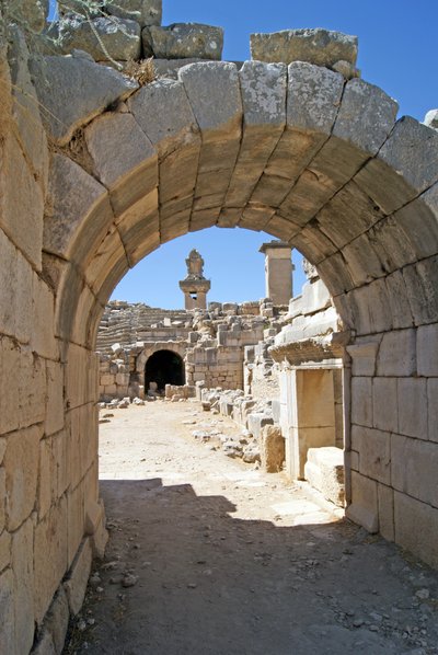 Näkymä Xanthos-teatterin holvikoidusta sisäänkäynnistä orkesterin kaivoon, jossa näkyy pilari ja Harpy-hauta, Xanthos, Turkki (kuva) tekijältä Roman