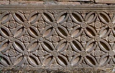 Arkkitehtoninen fragmentti veistetyllä koristeella, korkea keisarillinen aika (27 eKr.-395 jKr.) tekijältä Roman Imperial Period