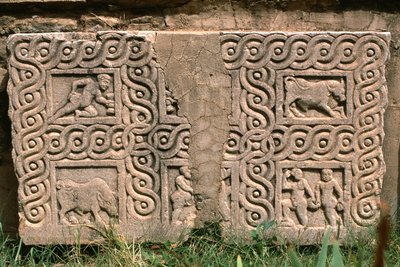 Arkkitehtoninen fragmentti veistetyllä koristeella, korkea keisarillinen aika (27 eKr.-395 jKr) (katso yksityiskohta 267012) tekijältä Roman Imperial Period
