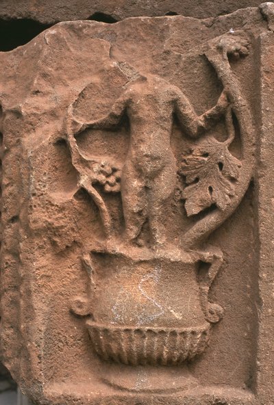 Arkkitehtoninen fragmentti veistetyllä koristeella, Sertius-tori, korkea keisarillinen aika (27 eKr.-395 jKr) (katso myös 267025) tekijältä Roman Imperial Period