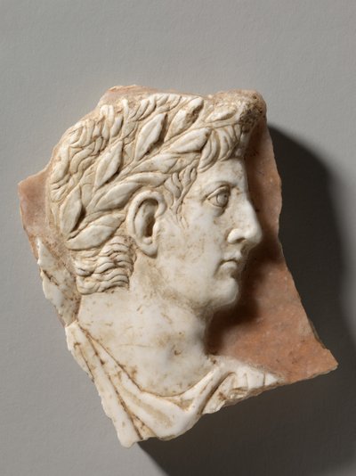 Cameo, jossa on keisari Augustuksen muotokuva tekijältä Roman Imperial Period