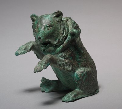 Öljyampula tanssivan karhun muodossa, 200-luku tekijältä Roman Imperial Period