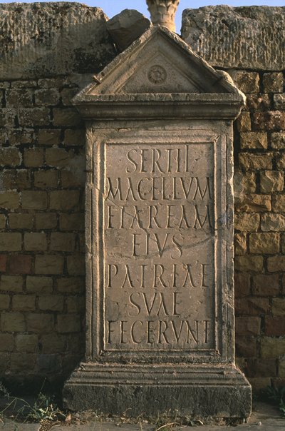 Stela, jossa on Sertius Marketin kaiverrus Korkean keisarikunnan kausi (27 eKr.-395 jKr.). tekijältä Roman Imperial Period