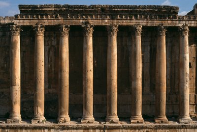 Bacchuksen temppeli, näkymä pylväikkölle; Suuri keisarillinen aika (27 eKr.-395 jKr.) tekijältä Roman Imperial Period