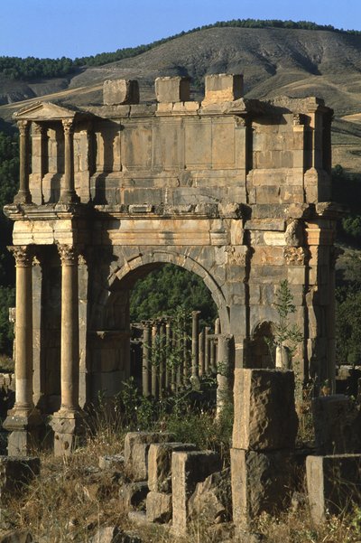 Keisari Caracallan kunniaksi rakennettu riemukaari, korkea keisarillinen aika (27 eKr.-395 jKr.) tekijältä Roman Imperial Period