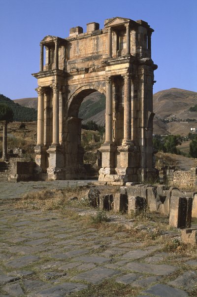Keisari Caracallan kunniaksi rakennettu riemukaari, korkea keisarikausi (27 eKr. - 395 jKr.). tekijältä Roman Imperial Period