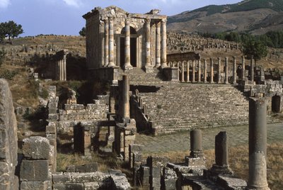Näkymä Septimian-perheen temppelistä, korkea keisarillinen aika (27 eKr.-395 jKr) (katso myös 267064 ja 267065) tekijältä Roman Imperial Period