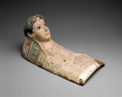 Kipsinen nuorukaisen muotokuvanaamio, n. 140-190 jKr. (kipsi, pellava, maali, lapislazuli, lasi) tekijältä Roman Period Egyptian