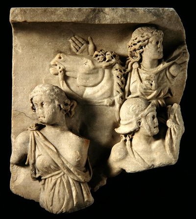 Korkeareliefiveistoksen katkelma tekijältä Roman Roman