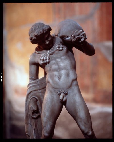 Satyyri, jolla on viinileihe. veistos Casa dei Cervin talossa, 5. vuosisadalla eKr. - 1. vuosisadalla tekijältä Roman Roman