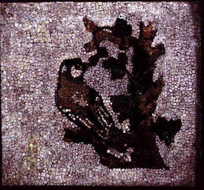 Lintu puussa (mosaiikki) tekijältä Roman Roman