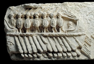 Bireme kantaa aseistettuja sotilaita (Matala helpotus) tekijältä Roman Roman