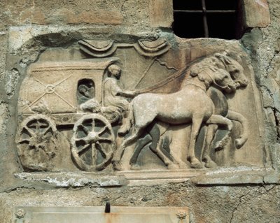 Kuljetus (alamaailmaan?) roomalaisesta haudasta, nykyään Maria Saalin kyläkirkon etelämuurilla tekijältä Roman Roman
