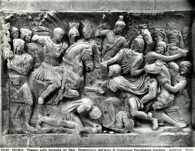 Yksityiskohta suuresta Trajanuksen friisistä, joka sijaitsee Konstantinuksen kaaressa, Forum Romanumissa (marmori) tekijältä Roman Roman