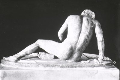Dying Gaul, kopio Epigonoksen kreikkalaisesta alkuperäiskappaleesta n. 230-220 eKr. (marmori) (mustavalkokuva) (taustakuva) tekijältä Roman Roman