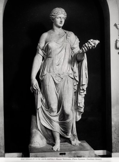 Naispatsas nimeltä Flora Farnese, 2.-3. vuosisadalla jKr (marmori) (mv/w kuva) tekijältä Roman Roman