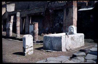 Suihkulähde Decumanus maximus -vuorella, 5. vuosisadalla eKr. - 1. vuosisadalla jKr tekijältä Roman Roman