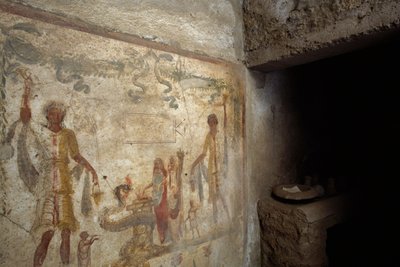 Fresko Larariumista keittiön sisäänkäynnin lähellä, Caius Julius Polybiuksen talo, Pompei (UNESCOn maailmanperintöluettelo) tekijältä Roman Roman