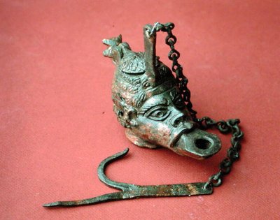 Afrikkalaisen pään muotoinen riippuva öljylamppu, Belkisistä (nykyisin Zeugma), Turkista (pronssi) tekijältä Roman Roman