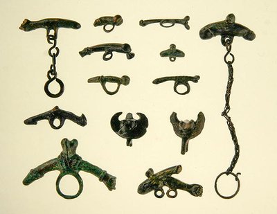 Phalloi amuletit (pronssia) tekijältä Roman Roman