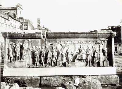 Trajanuksen Pluteus ja Institutio Alimentaria (marmori) (m/w kuva) tekijältä Roman Roman