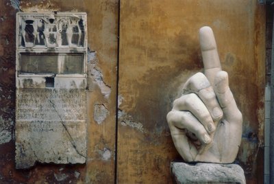 Oikea käsi, Konstantinuksen kolossista (marmori) tekijältä Roman Roman