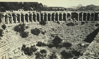 Roomalainen amfiteatteri (s/w valokuva) tekijältä Roman Roman