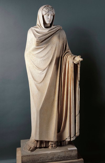 Roomalainen taide: "" Aphrodite Sosandra"" Marmoriveistos 1. vuosisadalta kreikkalaisen Calamis (Kalamis) alkuperäiskappaleen jälkeen 5. vuosisadalta eKr. Liuenneet marjat (Baia), Italia. Napoli, kansallinen arkeologinen museo tekijältä Roman Roman