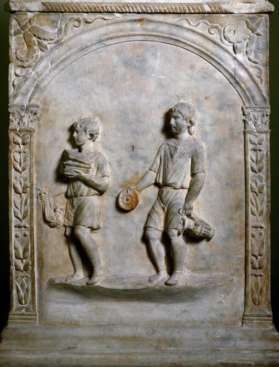 Roomalainen taide: hautaalttari kuvaa kahta palvelijaa, jotka kantavat uhrattavia esineitä. Matala helpotus. Rooma, Museo Nazionale Romano tekijältä Roman Roman