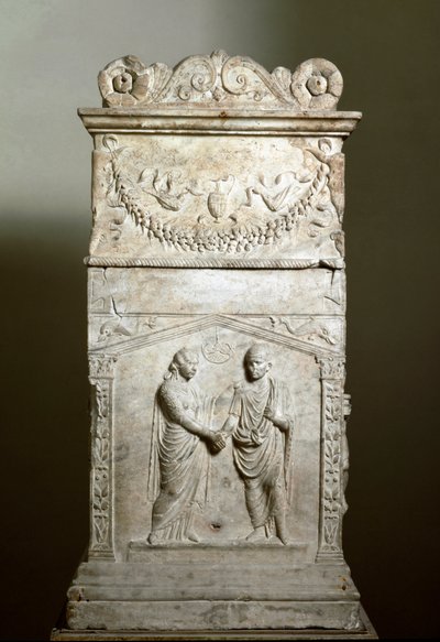 Roomalainen taide: hääpaikkaa koristava hautausalttari (Junctio dextrarum) - Matala kohokuvio - Rooma, Museo Nazionale Romano - Avioliittokädenpuristus (Junctio dextrarum) - Marmorireliefi, roomalaista taidetta, avioparin hautausalttarilta - Rooma, Museo N tekijältä Roman Roman