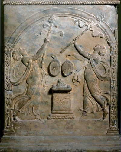 Roomalainen taide: hautausalttari, joka edustaa kahta tanssivaa menadia. Matala helpotus. Rooma, Museo Nazionale Romano tekijältä Roman Roman