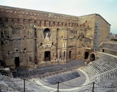 Roomalainen taide: näkymä Orangen (Vaucluse) kaupungin roomalaiseen teatteriin. tekijältä Roman Roman