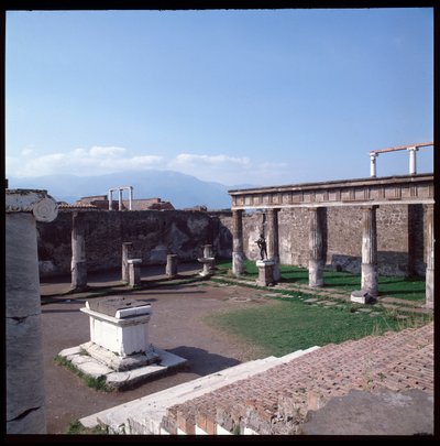 Roomalainen taide: Näkymä Apollon temppelistä Pompejin arkeologisella paikalla (4. vuosisata eKr. - 2. vuosisata eKr.) Italia tekijältä Roman Roman