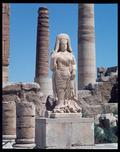Rauniot ja Abu Bint Damionin patsas (1. vuosisadalla jKr.) tekijältä Roman Roman