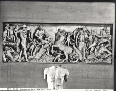 Sarkofagi, joka kuvaa Marsia ja Rhea Silviaa (marmori) (m/w kuva) tekijältä Roman Roman