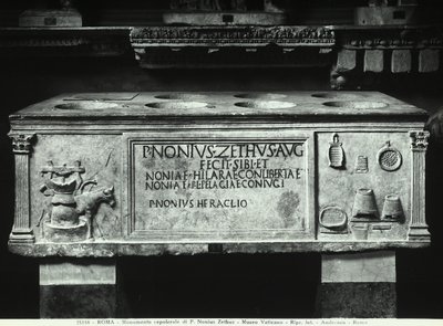 Nonius Zethuksen sarkofagi (marmori) tekijältä Roman Roman