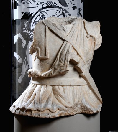 Ratsumiehen veistoksellinen vartalo (marmori) (katso myös 371176) tekijältä Roman Roman