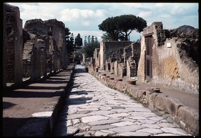 Katu, joka menee alas kohti Lidoa, 5. vuosisadalla eKr. - 1. vuosisadalla jKr tekijältä Roman Roman
