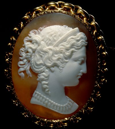 Naisen profiilin muotokuva; cameo on sardonice, asetettu kultaan tekijältä Roman School