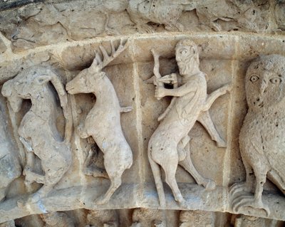 Jousimies. Yksityiskohta eteläportaalin veistoksia tekijältä Romanesque