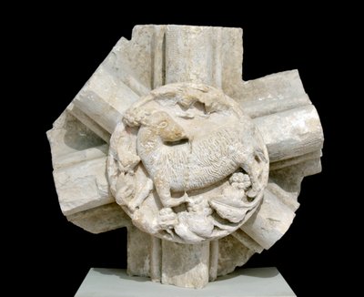 Karitsa, Saint Laurentin kappelin (St. Lawrence) holvi, katosi useiksi vuosiksi ja sijaitsi alun perin Fontenayn (Fontenayn luostari, Burgundia, Ranska: karitsaa edustava Keystone) yläpuolella. tekijältä Romanesque