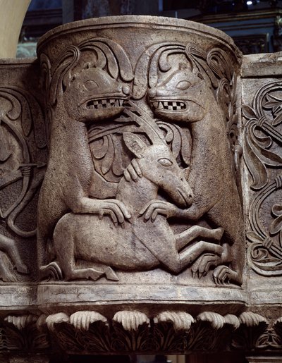 Eläimet taistelevat, yksityiskohta saarnatuolin ambosta, helpotus tekijältä Romanesque