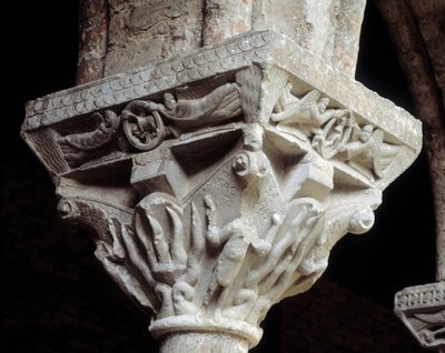 Pääoma, joka edustaa kolmea juutalaista tulipesässä (veistos tekijältä Romanesque